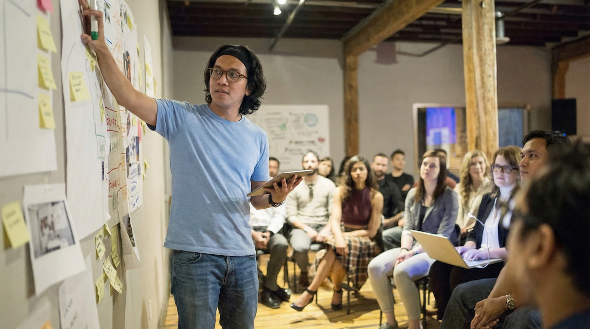 Ardi berbicara di grup kecil